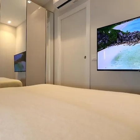 Renovated & Fully Equipped-luxurious-2room Fontana Suite, It Just Doesn't Get Any Better! Appartement *