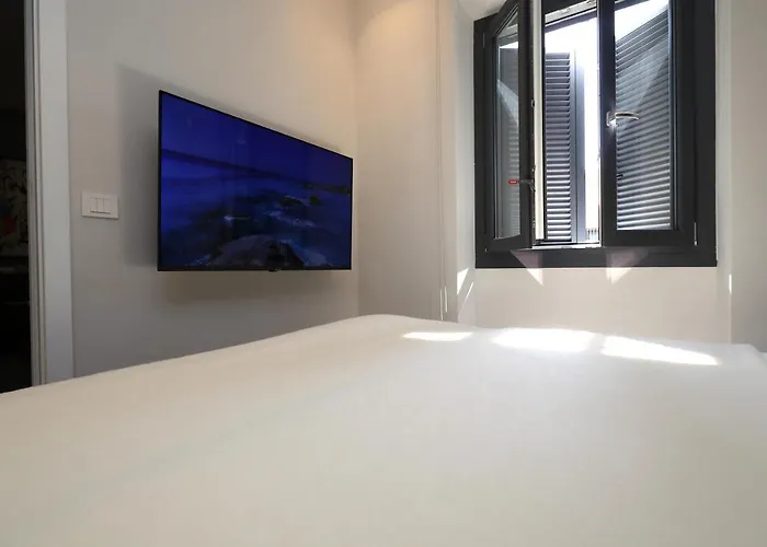 Renovated & Fully Equipped-luxurious-2room Fontana Suite, It Just Doesn't Get Any Better! Όλμπια