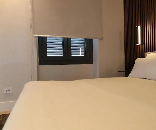 Renovated & Fully Equipped-luxurious-2room Fontana Suite, It Just Doesn't Get Any Better! Όλμπια