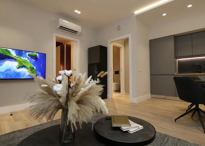 Renovated & Fully Equipped-luxurious-2room Fontana Suite, It Just Doesn't Get Any Better! Διαμέρισμα