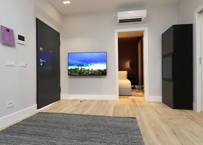 Renovated & Fully Equipped-luxurious-2room Fontana Suite, It Just Doesn't Get Any Better! Όλμπια