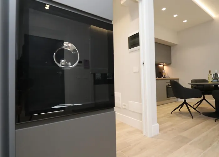 Renovated & Fully Equipped-luxurious-2room Fontana Suite, It Just Doesn't Get Any Better! Διαμέρισμα *