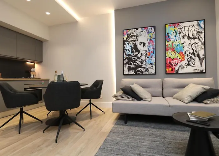 Renovated & Fully Equipped-luxurious-2room Fontana Suite, It Just Doesn't Get Any Better! Όλμπια