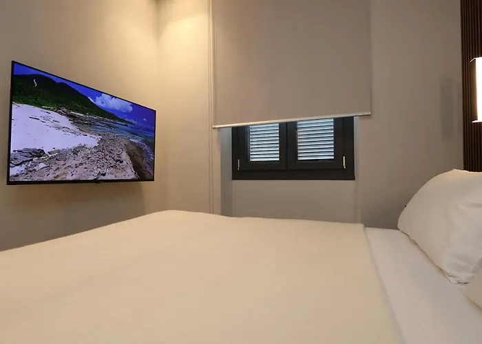 Renovated & Fully Equipped-luxurious-2room Fontana Suite, It Just Doesn't Get Any Better! Διαμέρισμα