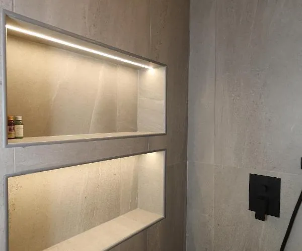 Renovated & Fully Equipped-luxurious-2room Fontana Suite, It Just Doesn't Get Any Better! Διαμέρισμα *