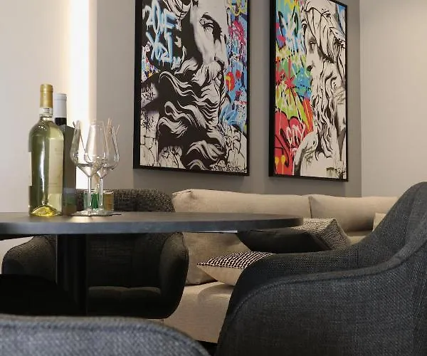 Renovated & Fully Equipped-luxurious-2room Fontana Suite, It Just Doesn't Get Any Better! Διαμέρισμα Όλμπια