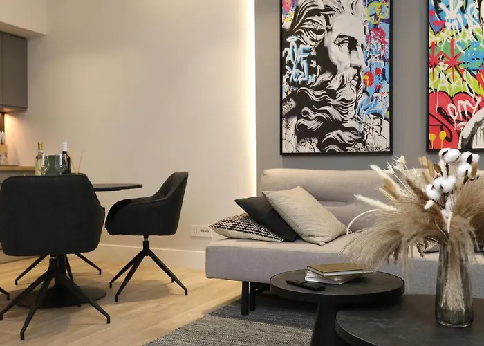 Renovated & Fully Equipped-luxurious-2room Fontana Suite, It Just Doesn't Get Any Better! Διαμέρισμα
